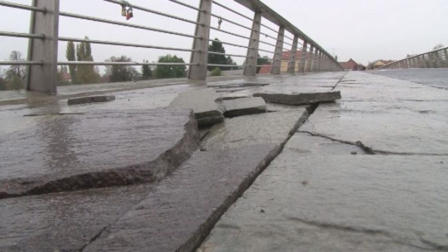 Poškodbe na peš mostu