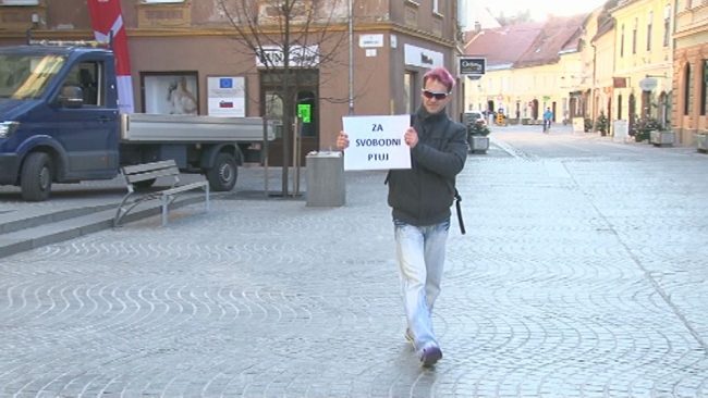 Predaja podpisov in protest pred občino