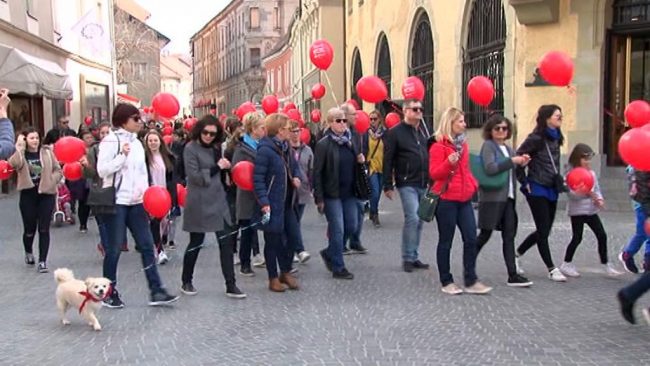Pohod z rdečimi baloni ob dnevu redkih bolezni