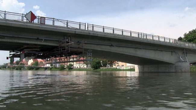Menjava vodovodnih cevi pod mostom
