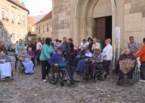 Stanovalci Doma Ptuj so se odpravili na sprehod po mestu