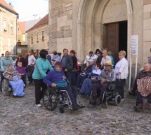 Stanovalci Doma Ptuj so se odpravili na sprehod po mestu