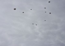 V nebo poleteli beli baloni