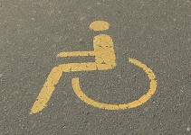 Redarji nadzirali parkirna mesta za invalide
