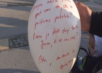 Beli balon v spomin na umrle otroke