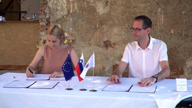 Podpis pogodbe za projekt Revitalizacija Stare steklarske in Vrazovega trga s pripadajočimi ulicami