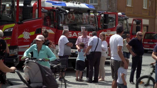 Predstavitev gasilcev pred mestno hišo na Ptuju