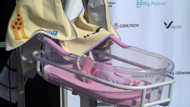 Predaja najnovejše naprave za fototerapijo novorojenčkov