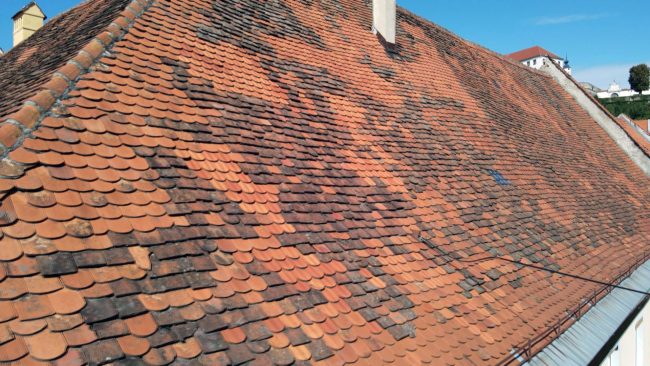 Padanje strešnikov s strehe Glasbene šole Karol Pahor Ptuj