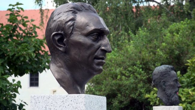 Otvoritev spomenika z bronastim portretom Viktorja Skrabarja