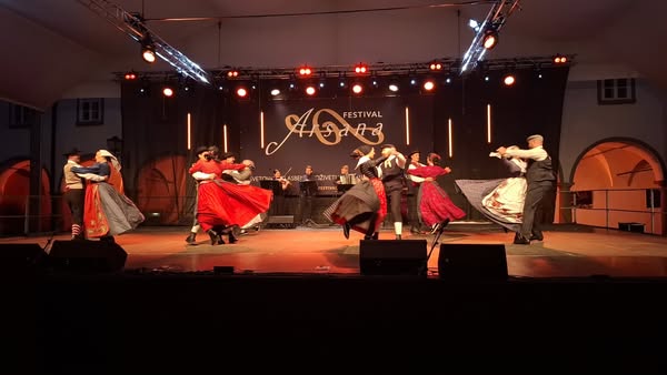 Zgodbe v koraku