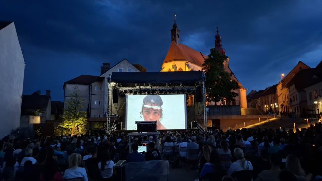 Letni kino na mestni tržnici