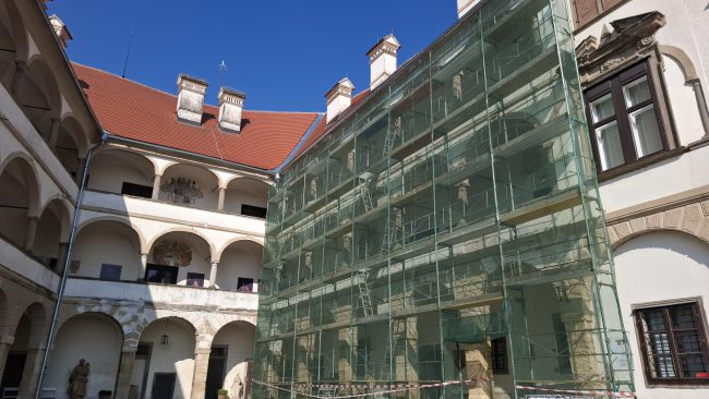 Konservatorsko restavratorski posegi na zunanjih kamnitih elementih in fasadi na Ptujskem gradu