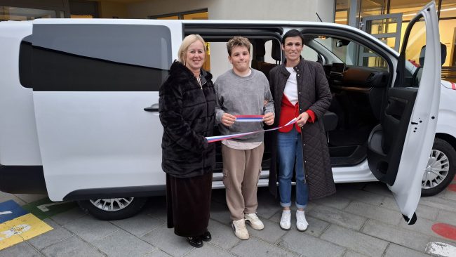 Predaja novega šolskega kombija