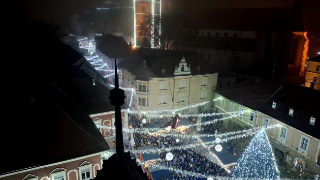 Spektakularen prihod Božička na Mestni trg