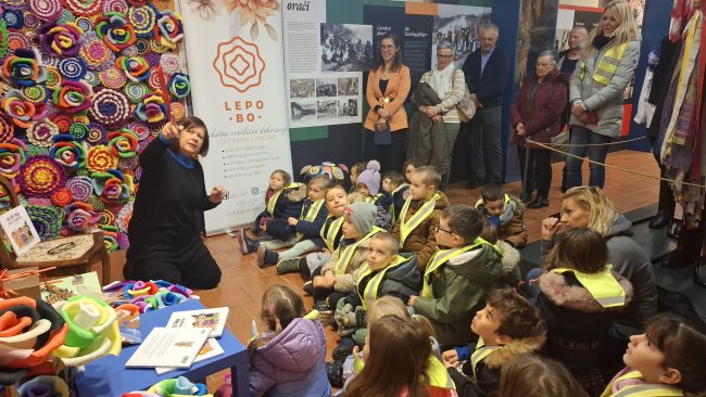 Otvoritev stene iz pustnih rož in predstavitev pustne slikanice