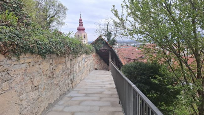 Končana je obnova podpornega zidu