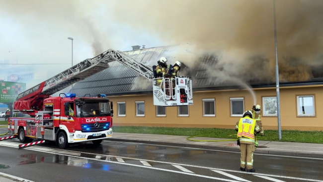Požar večstanovanjske hiše na območju Ptuja