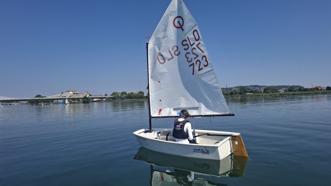 Ota Brina Podlesnik je tekmovala na evropskem prvenstvu v jadranju v razredu Optimist