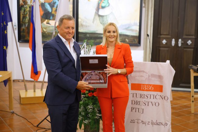 Turistično društvo Ptuj je v slavnostni dvorani Ptujskega gradu zaznamovalo 140 let delovanja