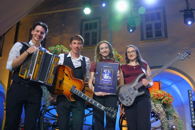 Zmagovalna viž ptujskega festivala je pesem Cvetiš