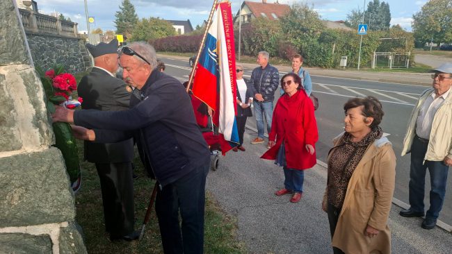 Položitev venca k spominskemu obeležju na Korenovi hiši
