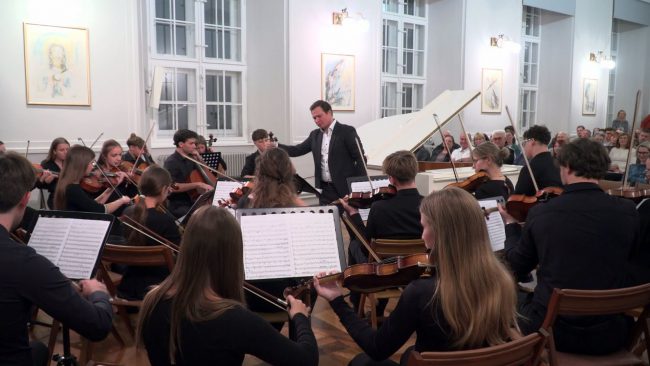 Koncert Simfoničnega orkestra Zasebne glasbene šole v samostanu sv. Petra in Pavla in Dekliškega pevskega zbora Dolcezza