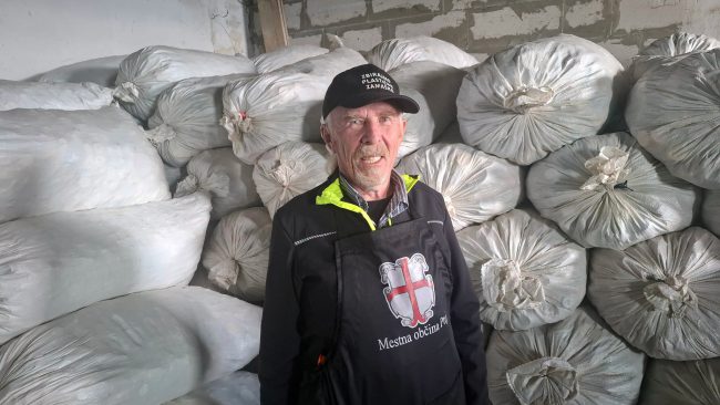 Plastični zamaški z dobrodelno noto